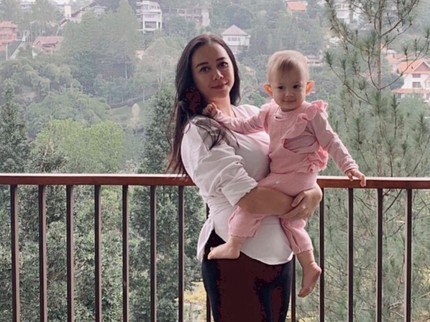 7 Potret Modis Aura Kasih Momong Anak, Kayak ABG Bun!