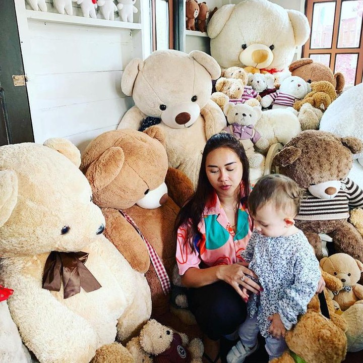 <p>Aura Kasih dikaruniai seorang putri cantik pada 16 Juni 2019. Bayi mungil itu diberi nama Arabella, Bunda. (Foto: Instagram @aurakasih)</p>