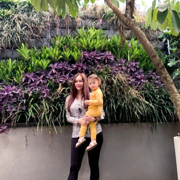 <p>Di kesempatan berbeda, Aura Kasih tampil <em>chic</em> memakai <em>blouse</em> yang dipadu bersama celana hitam. Ia menggendong sang putri yang memakai outfit kuning cerah. <em>So sweet</em>, Bunda! (Foto: Instagram @aurakasih)</p>