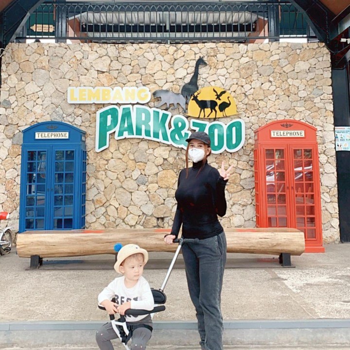 <p>Gaya bunda satu anak ini juga sangat kece. Aura Kasih tampil modis dengan outfit simpel bak ABG. Lihat saja ketika ia memakai <em>turtleneck shirt</em>. (Foto: Instagram @aurakasih)</p>