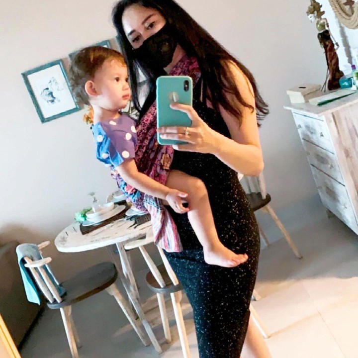 <p>Sudah jadi bunda, artis 34 tahun itu tetap terlihat menawan dengan <em>body goals</em> idaman para wanita. Gayanya yang modis membuat Aura Kasih semakin memesona. (Foto: Instagram @aurakasih)</p>