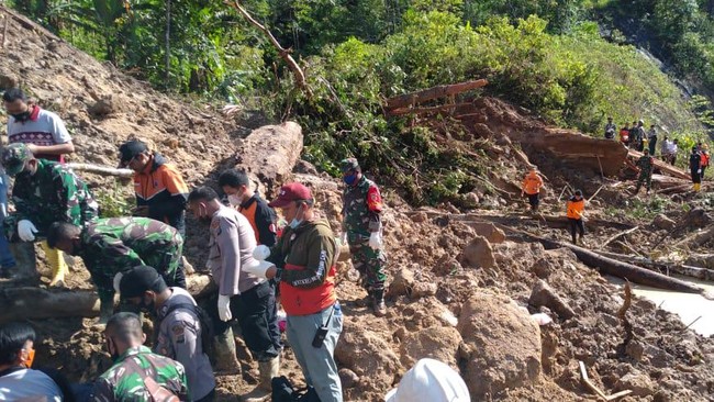 Dari 13 korban yang tertimbun, lima di antaranya sudah ditemukan tak bernyawa. Sementara delapan orang lainnya masih hilang.