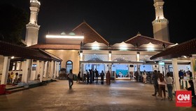 Semalam Bersama Pemburu Lailatul Qadar di Masjid Luar Batang