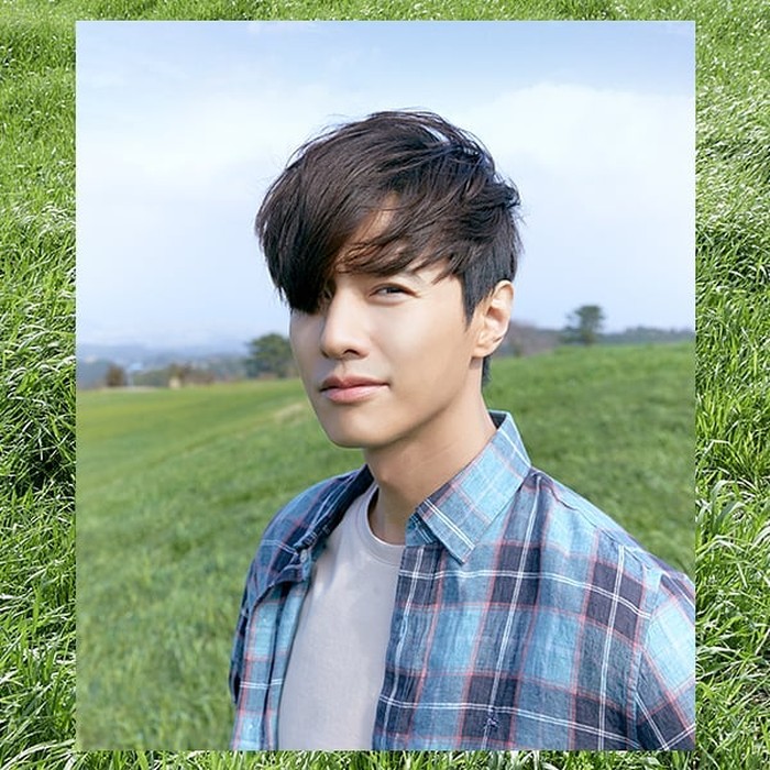 Dengan gaya rambut ala anak muda dan pakaian casual, ayah dari satu anak ini tetap bisa menarik perhatian karena visualnya yang tak main-main. (Foto: instagram.com/olzen_official)