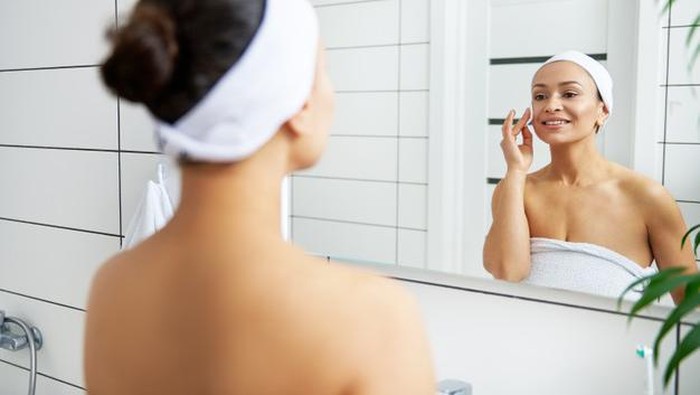 7 Tips Pakai Toner Agar Bekerja Maksimal di Kulit Wajah