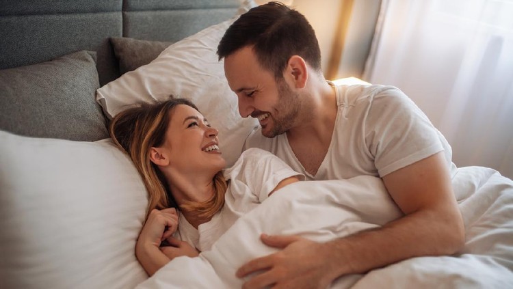 Ilustrasi Seks Happy couple sleeping in bed at home.Young cute couple sleeping together in bed.Romantic moments.