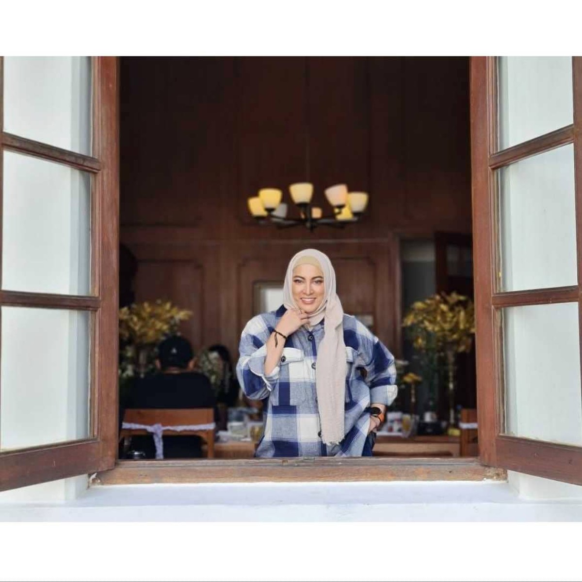 Jane Shalimar membuat heboh publik lantaran beredar fotonya tanpa menggunakan hijab&period; Yuk kita lihat potret Jane&excl;