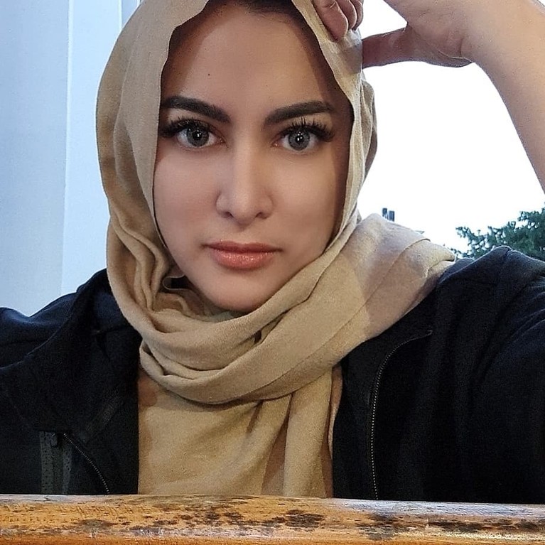 Jane Shalimar Jane Shalimar membuat heboh publik lantaran beredar fotonya tanpa menggunakan hijab. Yuk kita lihat potret Jane!