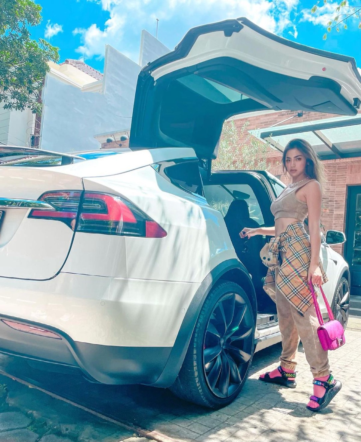 Jedar sering mengunggah foto seksi di akun Instagram nya&comma; namun kali ini ia mendapat hujatan lantaran sedang bulan puasa&period; Yuk kita lihat potret wanita seksi ini&excl;