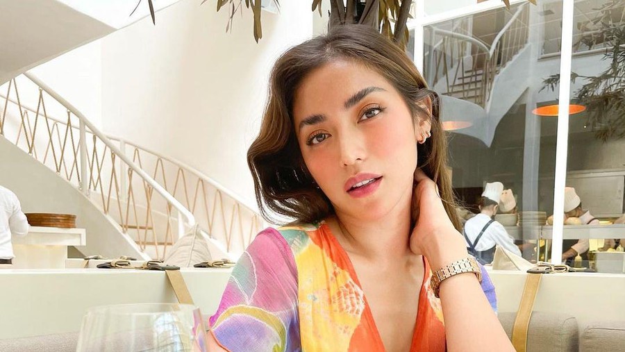 Jedar sering mengunggah foto seksi di akun Instagram nya, namun kali ini ia mendapat hujatan lantaran sedang bulan puasa. Yuk kita lihat potret wanita seksi ini!