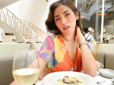 Jessica Iskandar Pose Seksi Lagi Mandi, Sosok Ini Bikin Penasaran