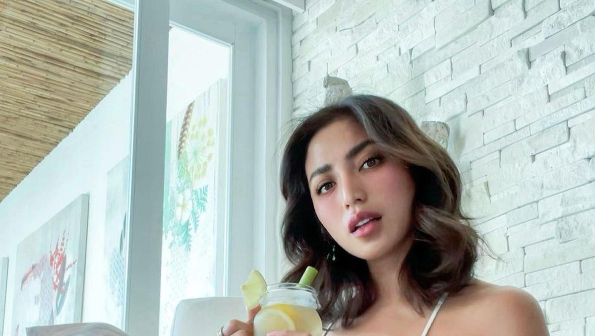 Jedar sering mengunggah foto seksi di akun Instagram nya&comma; namun kali ini ia mendapat hujatan lantaran sedang bulan puasa&period; Yuk kita lihat potret wanita seksi ini&excl;