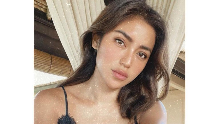 Jessica Iskandar Jedar sering mengunggah foto seksi di akun Instagram nya, namun kali ini ia mendapat hujatan lantaran sedang bulan puasa. Yuk kita lihat potret wanita seksi ini!