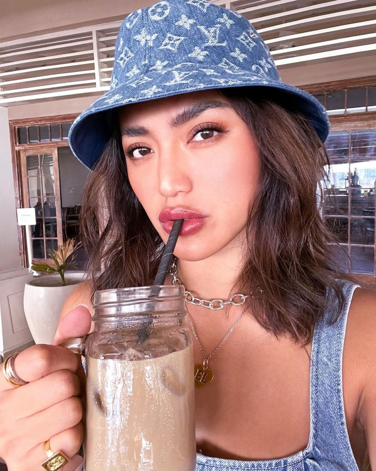 Jedar sering mengunggah foto seksi di akun Instagram nya, namun kali ini ia mendapat hujatan lantaran sedang bulan puasa. Yuk kita lihat potret wanita seksi ini!