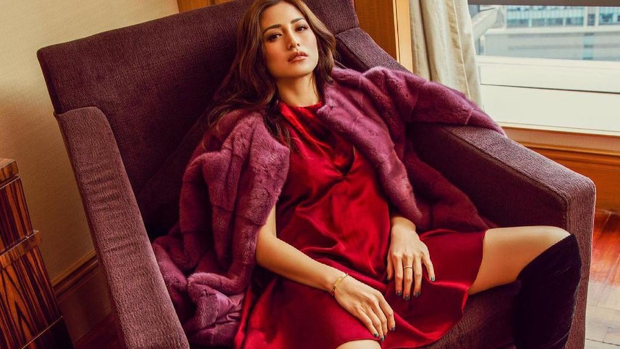 Jedar sering mengunggah foto seksi di akun Instagram nya, namun kali ini ia mendapat hujatan lantaran sedang bulan puasa. Yuk kita lihat potret wanita seksi ini!