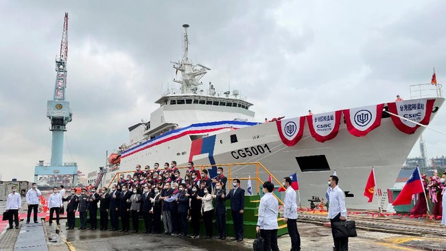 Taiwan mengerahkan kapal penjaga pantai baru mereka pada Kamis (29/4) untuk melawan taktik perang China terhadap wilayahnya.