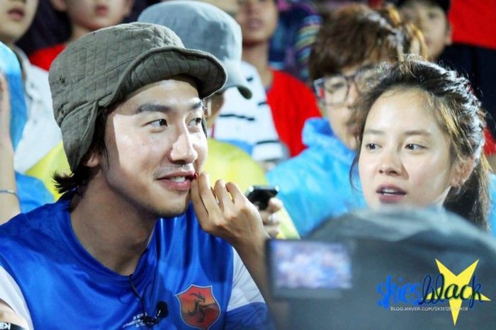 Kwang Soo dan Jihyo dipertemukan pertama kali lewat acara Running Man pada tahun 2010. Perbedaan usia yang tak terlalu jauh membuat keduanya menjadi dekat satu sama lain. (Foto:Twitter.com/ursunflowerx)
