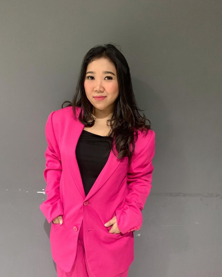 Kiky Saputri Kiky Saputri seorang komika yang kerap meroasting para selebritis hingga para menteri. Yuk kita intip gaya komika cantik satu ini!