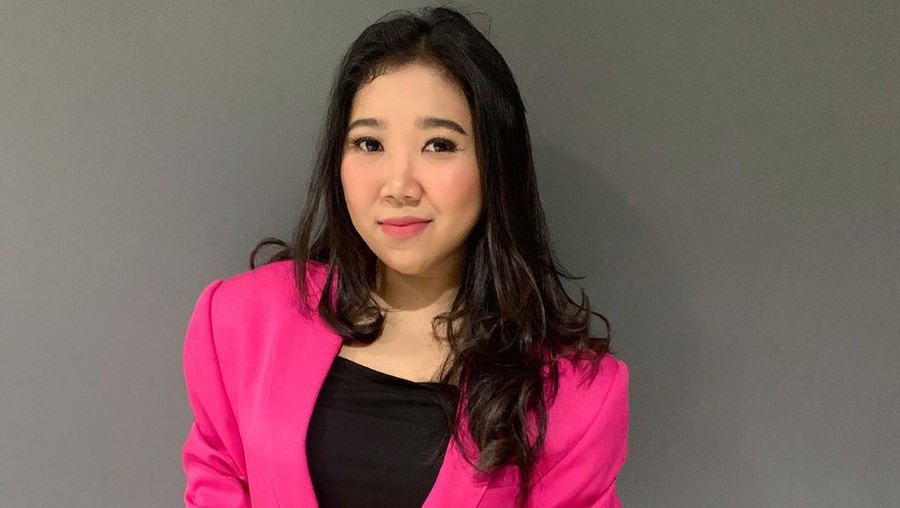 Kiky Saputri seorang komika yang kerap meroasting para selebritis hingga para menteri. Yuk kita intip gaya komika cantik satu ini!