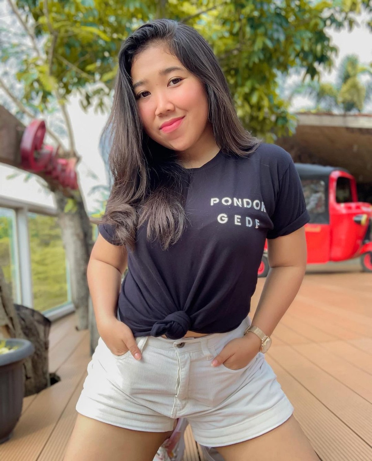 Kiky Saputri seorang komika yang kerap meroasting para selebritis hingga para menteri&period; Yuk kita intip gaya komika cantik satu ini&excl;