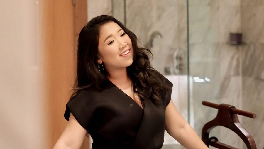 Kiky Saputri seorang komika yang kerap meroasting para selebritis hingga para menteri. Yuk kita intip gaya komika cantik satu ini!