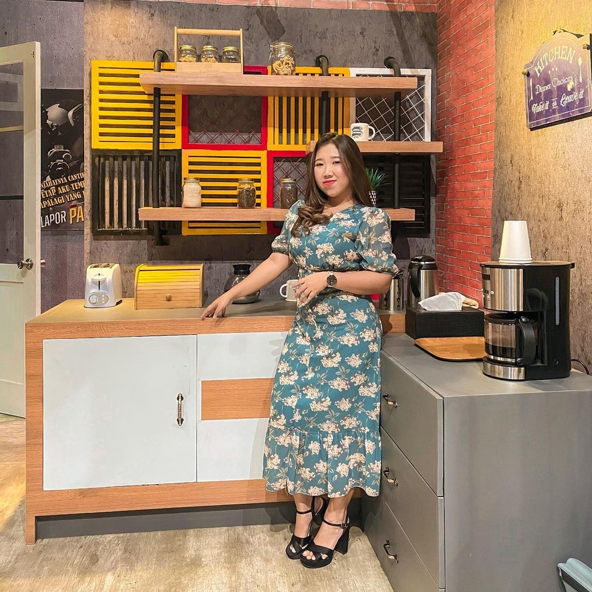 Kiky Saputri seorang komika yang kerap meroasting para selebritis hingga para menteri&period; Yuk kita intip gaya komika cantik satu ini&excl;