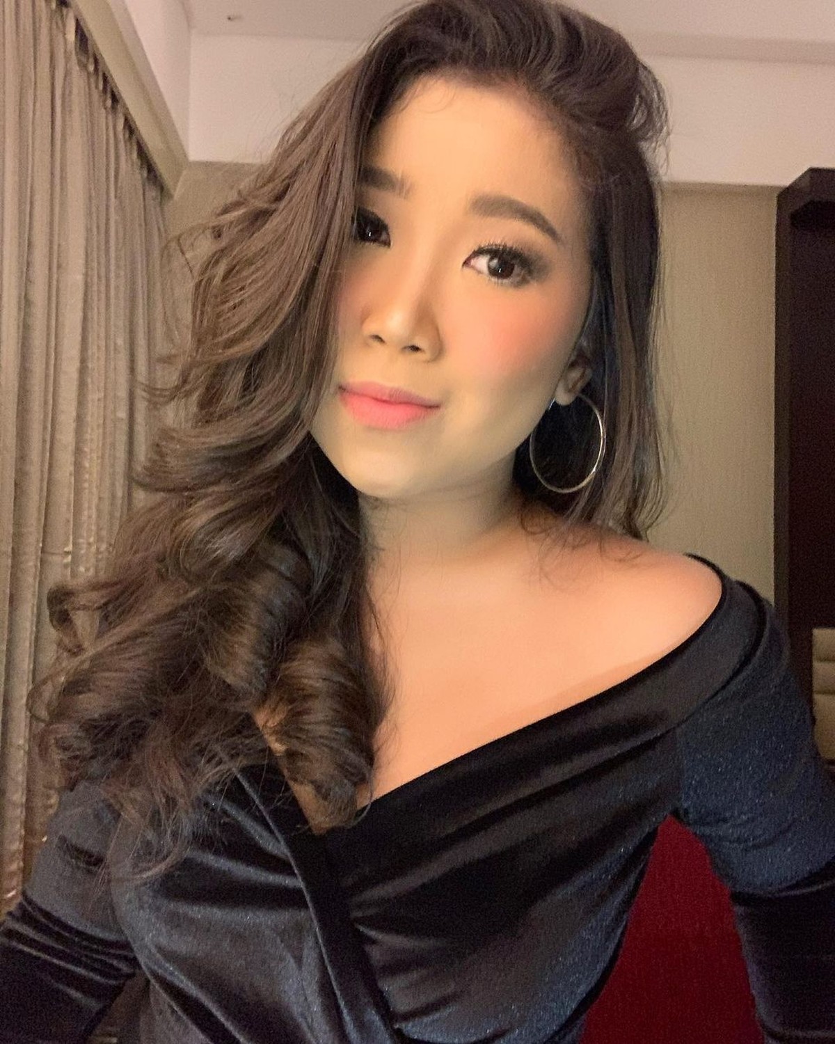 Kiky Saputri seorang komika yang kerap meroasting para selebritis hingga para menteri&period; Yuk kita intip gaya komika cantik satu ini&excl;