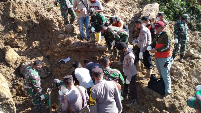 Sejauh ini 12 orang dinyatakan hilang karena longsor di PLTA Batang Toru, Tapsel, tiga orang telah ditemukan meninggal dunia.