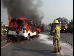 Mobil Angkutan Karyawan Tabrak Pembatas Jalan hingga Terbakar di Cimahi