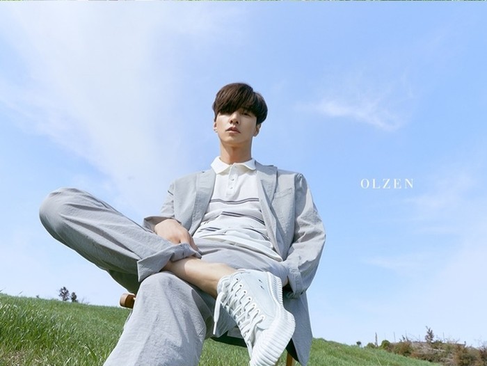 Mulai dari setelan formal, suami dari aktris Lee Na Young ini berpose dengan gagahnya di balik background langit biru yang cerah dan hamparan rumput jeju yang hijau. (Foto: breaknews.com)