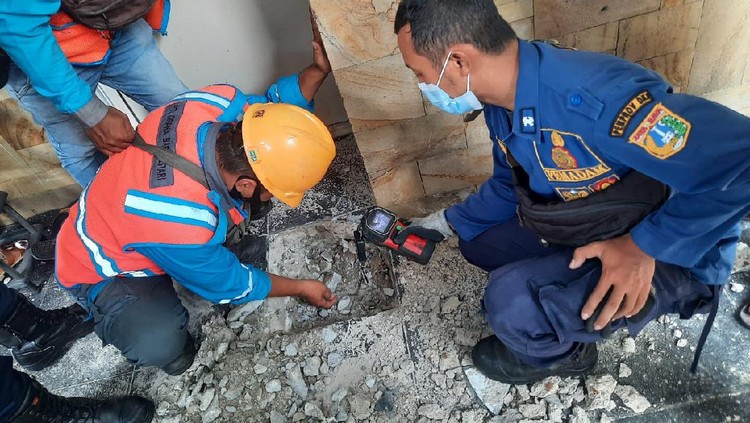 Pembongkaran lantai rumah warga (Istimewa)
