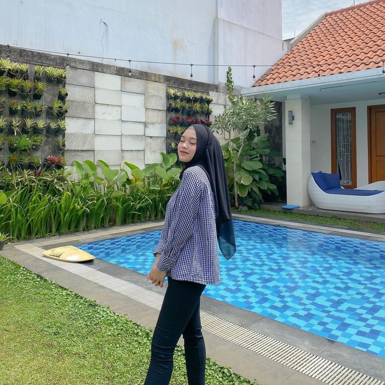 Putri Delina Setelah Nathalie Holscher kembali ke rumah Sule. Putri Sule, Putri Delina dikabarkan telah meninggalkan kediaman Sule. Yuk kita intip potret Putri Delina!