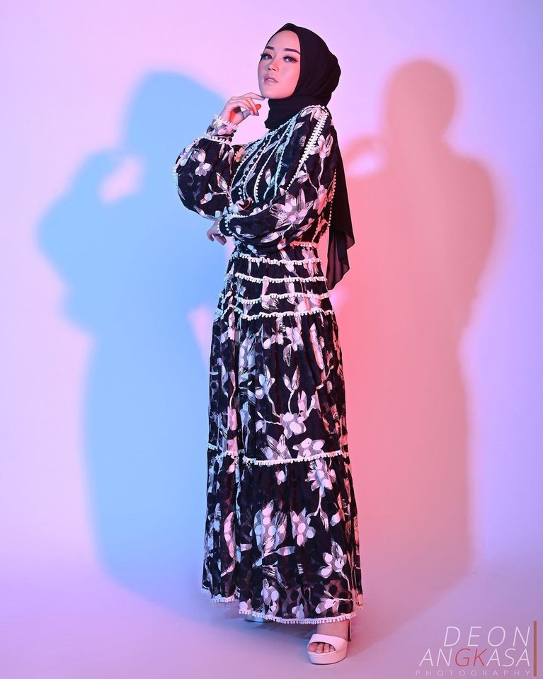 Setelah Nathalie Holscher kembali ke rumah Sule. Putri Sule, Putri Delina dikabarkan telah meninggalkan kediaman Sule. Yuk kita intip  potret Putri Delina!