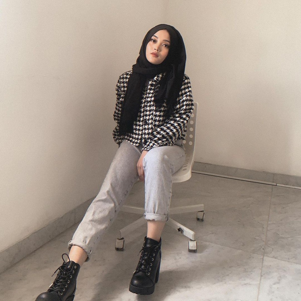 Setelah Nathalie Holscher kembali ke rumah Sule&period; Putri Sule&comma; Putri Delina dikabarkan telah meninggalkan kediaman Sule&period; Yuk kita intip  potret Putri Delina&excl;