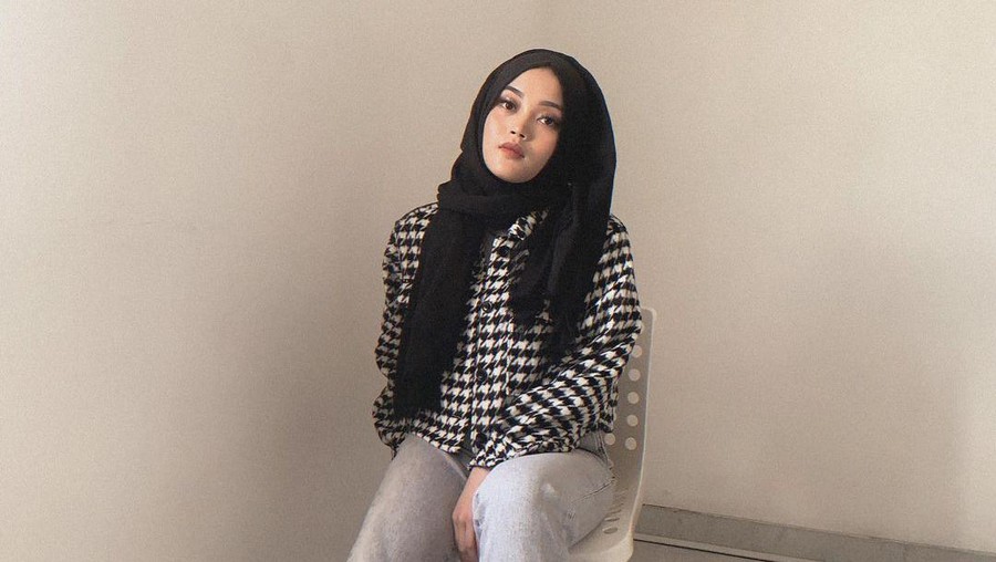 Setelah Nathalie Holscher kembali ke rumah Sule. Putri Sule, Putri Delina dikabarkan telah meninggalkan kediaman Sule. Yuk kita intip  potret Putri Delina!