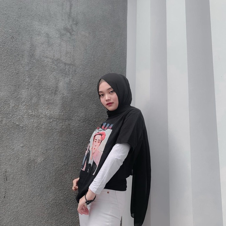 Putri Delina Setelah Nathalie Holscher kembali ke rumah Sule. Putri Sule, Putri Delina dikabarkan telah meninggalkan kediaman Sule. Yuk kita intip potret Putri Delina!
