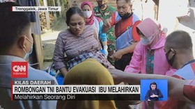 VIDEO: Rombongan TNI Bantu Evakuasi  Ibu Melahirkan