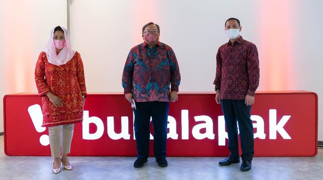 Pemegang saham PT Bukalapak.com mengangkat mantan menteri riset dan teknologi Bambang Brodjonegoro sebagai Komisaris Utama dan Yenny Wahid sebagai Komisaris.