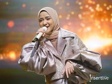 Senyum Semringah Nissa Sabyan Perdana Tampil di TV