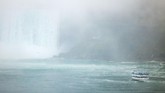 FOTO: Sensasi Terguyur Buih Air Terjun Niagara Kapal pesiar listrik beroperasi di Air Terjun Niagara. Dari dua deknya, penumpang bisa merasakan sensai tepercik buih air terjun besar itu.
