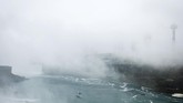 FOTO: Sensasi Terguyur Buih Air Terjun Niagara Kapal pesiar listrik beroperasi di Air Terjun Niagara. Dari dua deknya, penumpang bisa merasakan sensai tepercik buih air terjun besar itu.