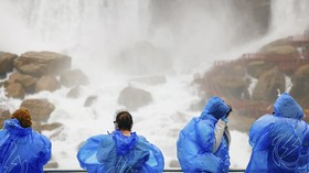 FOTO: Sensasi Terguyur Buih Air Terjun Niagara