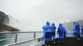 FOTO: Sensasi Terguyur Buih Air Terjun Niagara Kapal pesiar listrik beroperasi di Air Terjun Niagara. Dari dua deknya, penumpang bisa merasakan sensai tepercik buih air terjun besar itu.