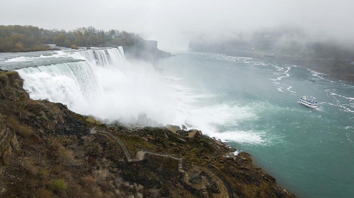 FOTO: Sensasi Terguyur Buih Air Terjun Niagara