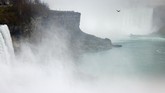 FOTO: Sensasi Terguyur Buih Air Terjun Niagara Kapal pesiar listrik beroperasi di Air Terjun Niagara. Dari dua deknya, penumpang bisa merasakan sensai tepercik buih air terjun besar itu.