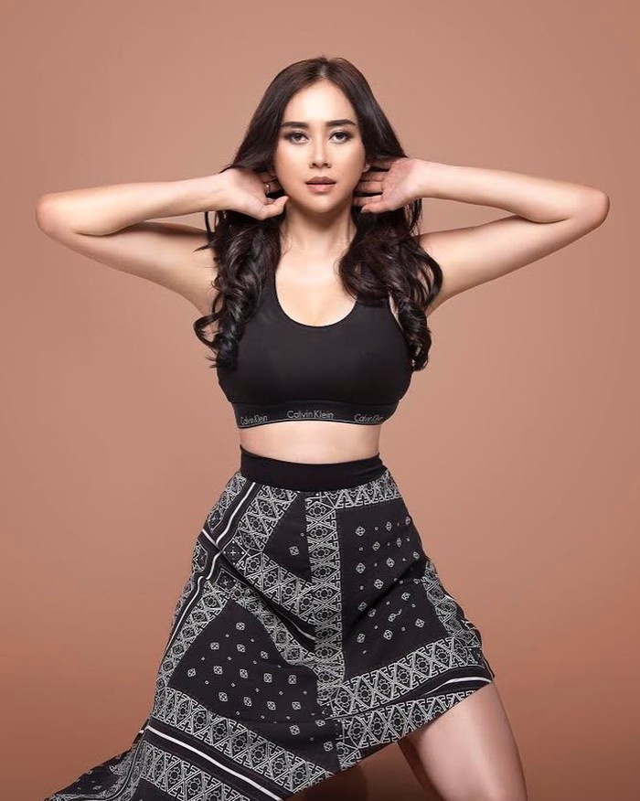 Setelah menjalin hubungan pernikahan selama tiga tahun, Aura Kasih resmi bercerai dengan suami, Eryck Amaral. Dalam kanal Youtube Dapur Bincang Online, ia mengaku jarang komunikasi dengan mantan suami saat berumah tangga. (Foto: instagram.com/aurakasih/)