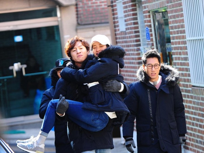 Setiap kali Jihyo dihadapkan pada misi yang sulit, Kwang Soo selalu siap untuk membantu kakak perempuannya itu. Tak hanya itu, Kwang Soo juga kerap memastikan keadaan Jihyo setelah melakukan misi yang berbahaya. (Foto: Twitter.com/suryeonnie)