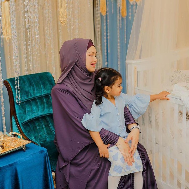 <p>Siti dan sang suami juga terlihat mengajak serta anak pertama mereka, Siti Aafiyah, berbagi kebahagiaan di akikah adiknya. (Foto: Instagram @ctdk)</p>