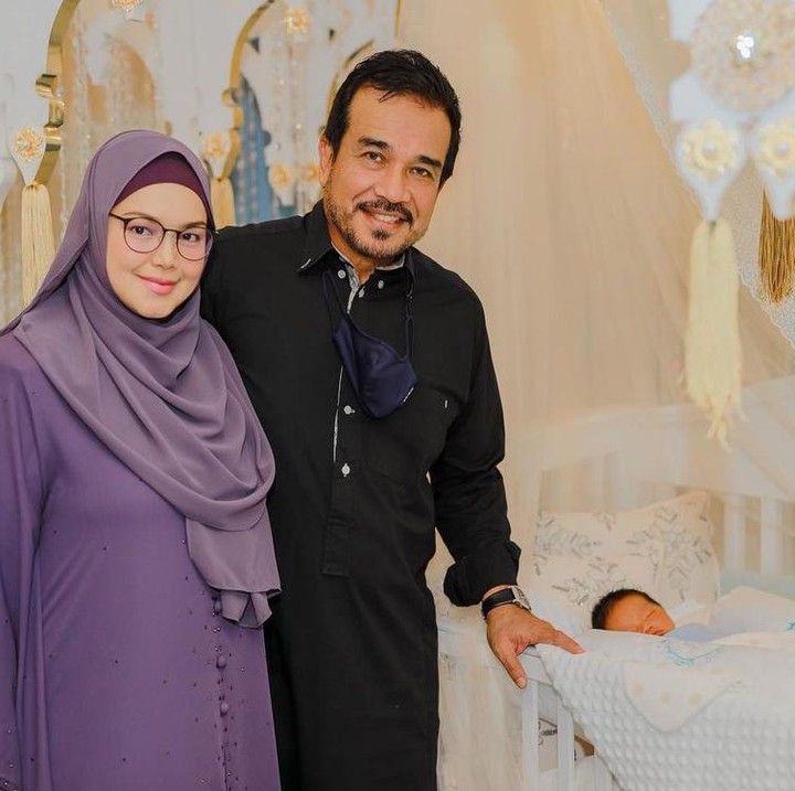 <p>Di hari akikah itu, Siti juga sangat bersyukur putranya mendapatkan doa-doa kebaikan dari para imam besar di Malaysia. (Foto: Instagram @ctdk)</p>