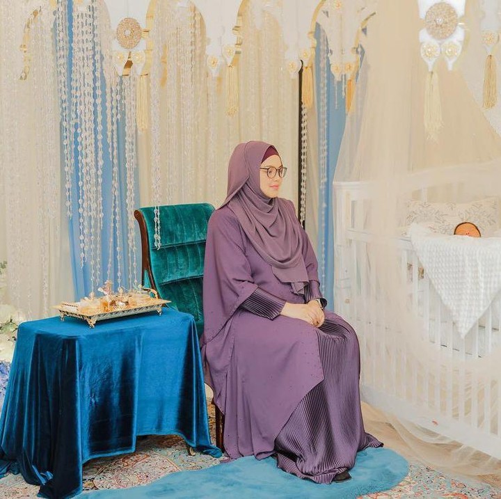<p>Dalam foto yang dibagikannya di media sosial, Siti tampak duduk di sebelah <em>box</em> atau tempat tidur buah hatinya. (Foto: Instagram @ctdk)</p>